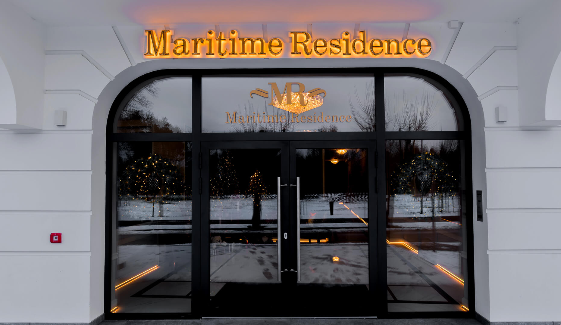maritime;residence-litery-hallo-efect-litery-ze-złotej-blachy-ozdobnej-złote-lustro-blacha-nierdzewna